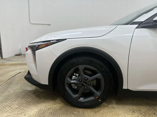 New 2026 Snow White Pearl Kia LXS image 19