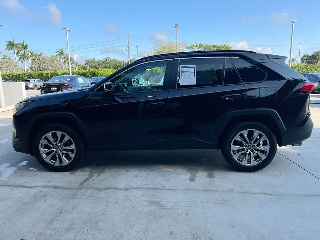 Used 2021 Midnight Black Metallic Toyota XLE Premium image 4
