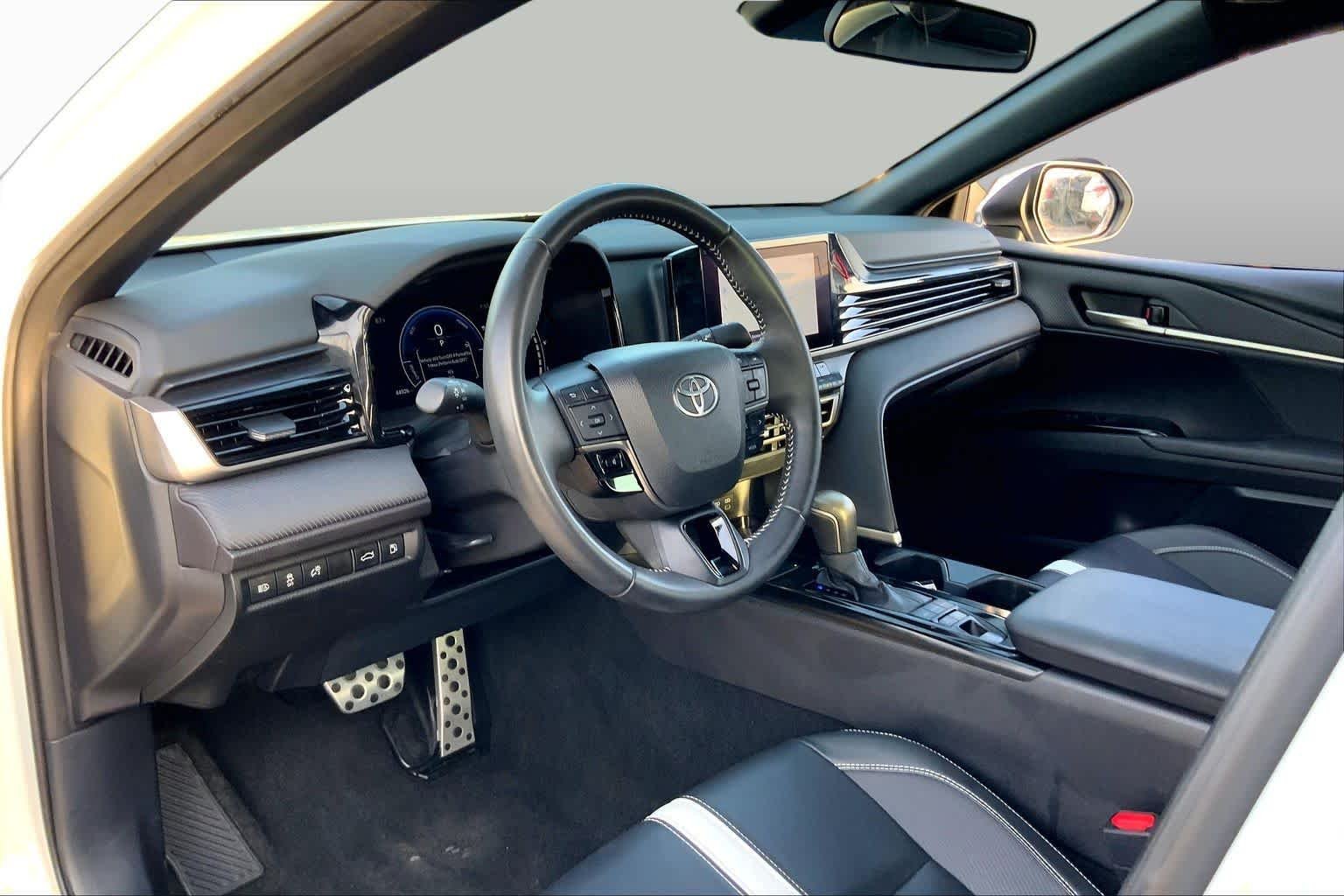 Used 2025 Ice Cap Toyota SE image 17