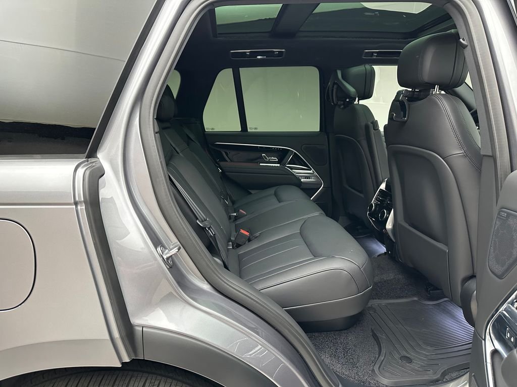 New 2026 Eiger Grey Metallic Land Rover SE image 7