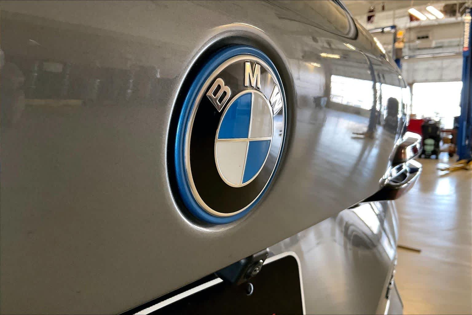 Used 2025 Skyscraper Grey Metallic BMW xDrive50e image 31