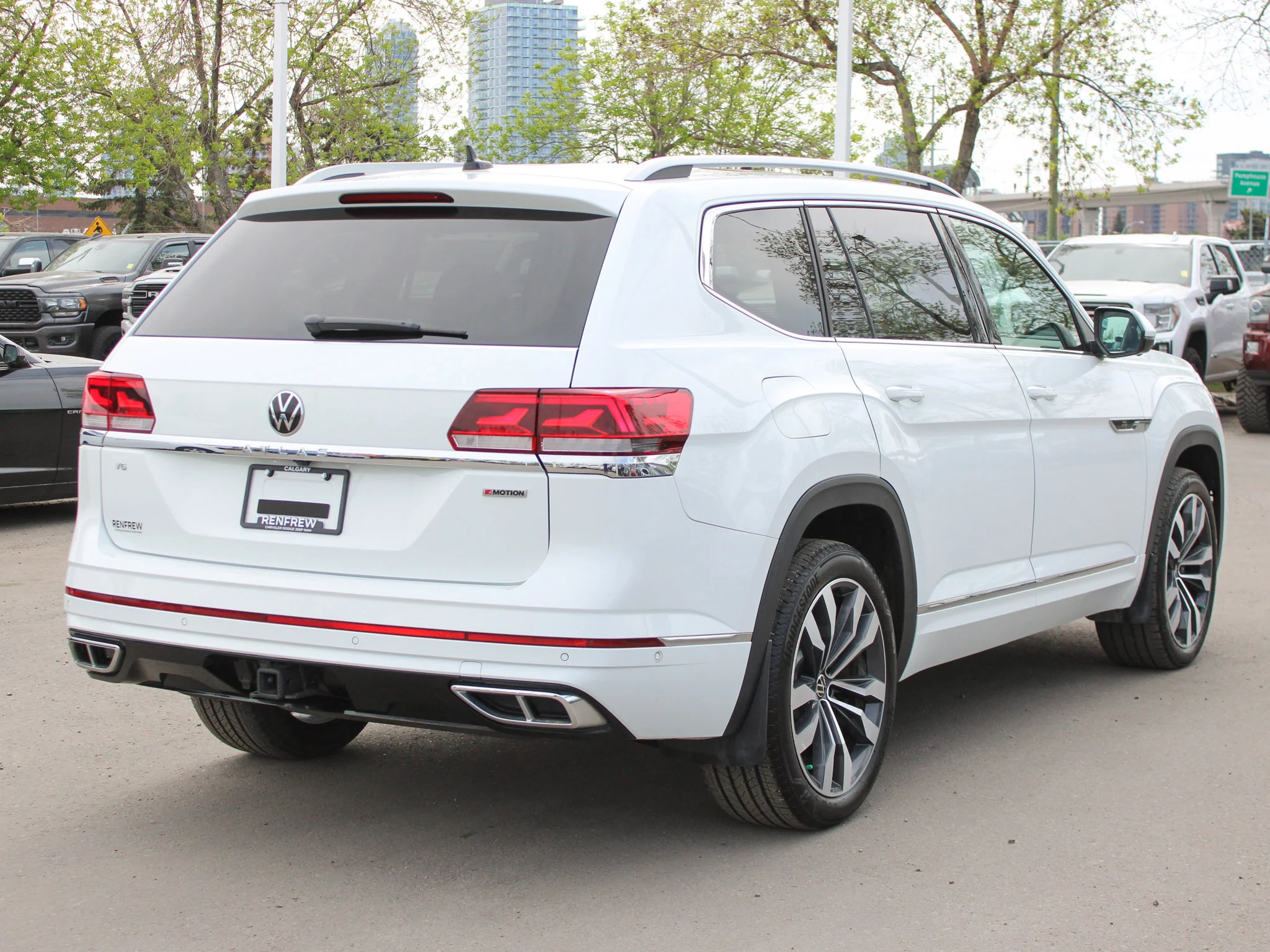 Certified Used 2022 White Volkswagen Execline * R-Line | No Accidents | V6 | Apple CarPlay | Fender Audio | Heated Seats | Sunroof image 15
