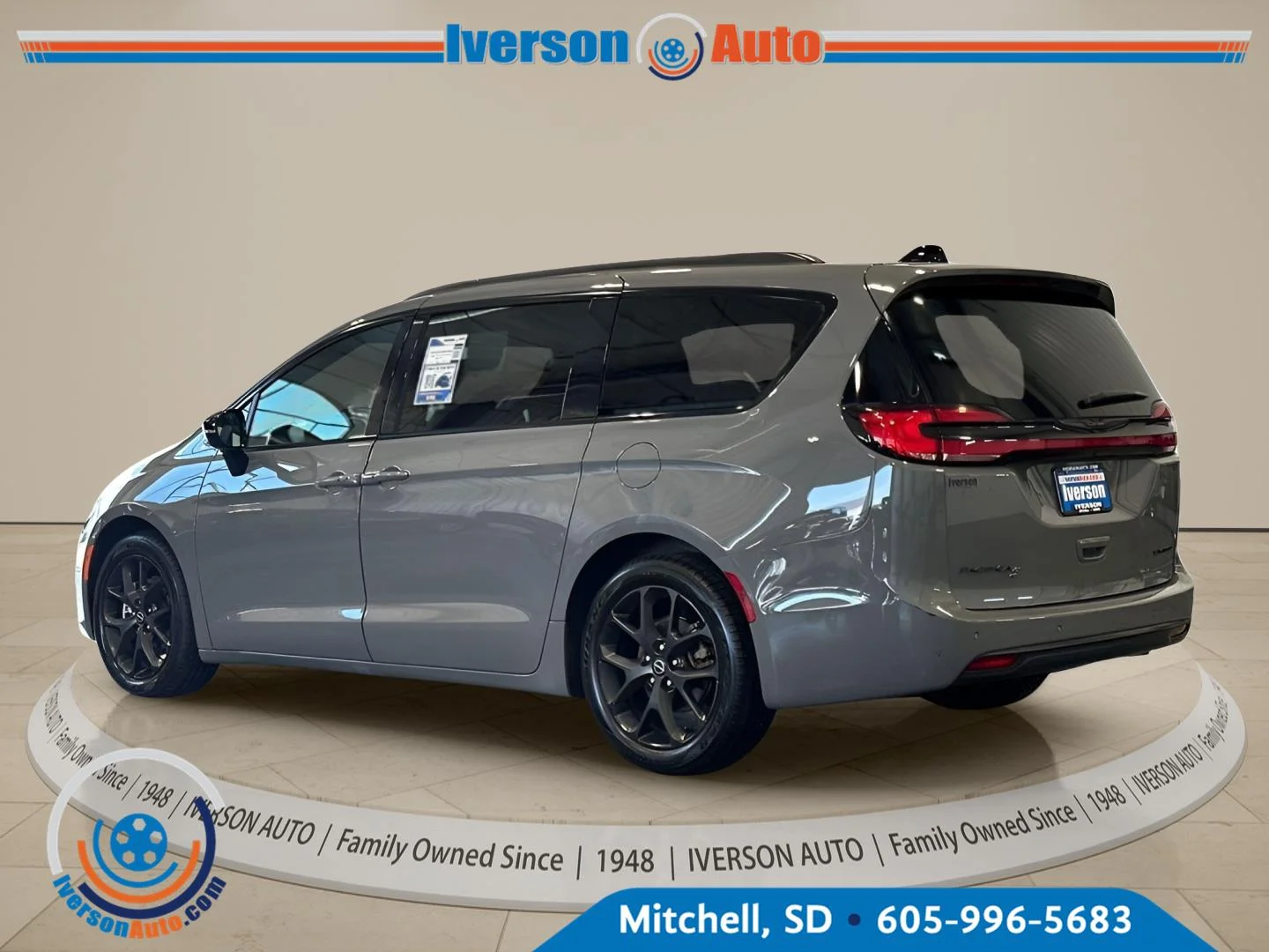 Used 2025 Ceramic Gray Clearcoat Chrysler Limited image 6