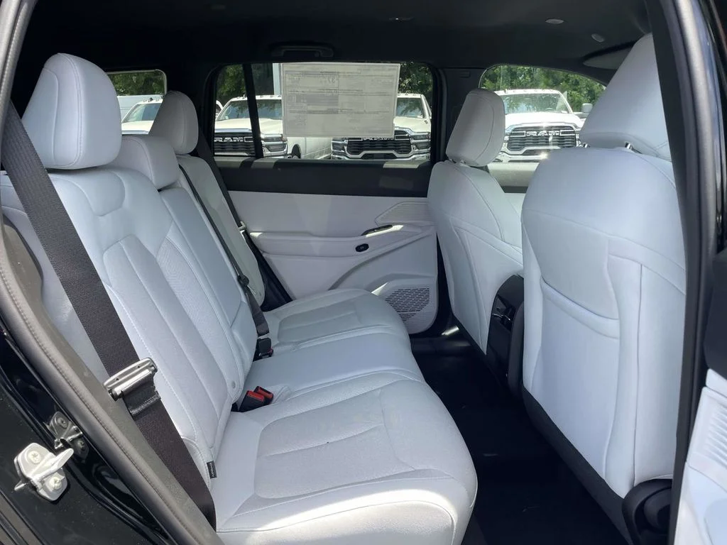 New 2026 Diamond Black Crystal Pearlcoat Jeep Laredo image 18