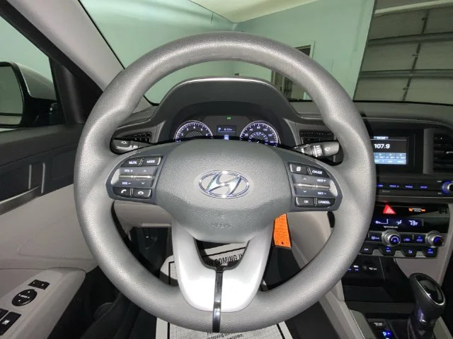 Used 2020 Silver Hyundai SE image 14