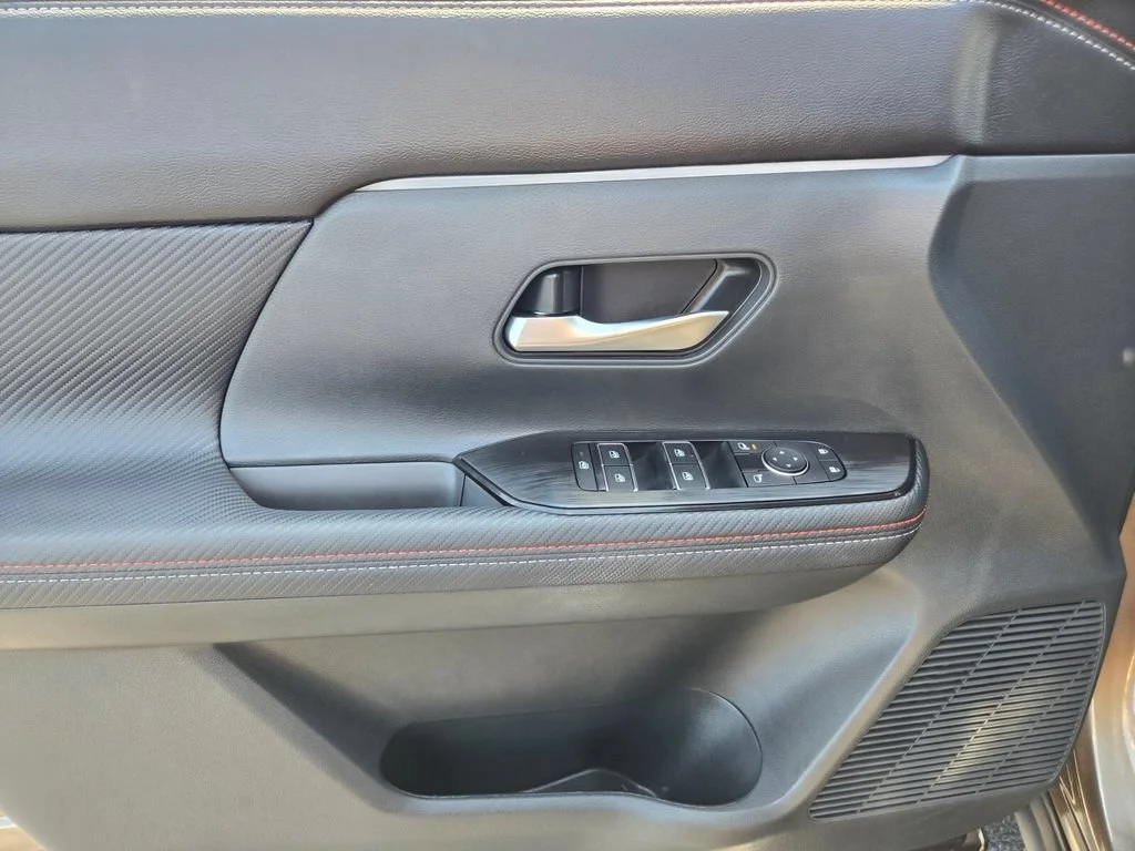 Used 2025 Canyon Bronze Met Nissan SR image 18