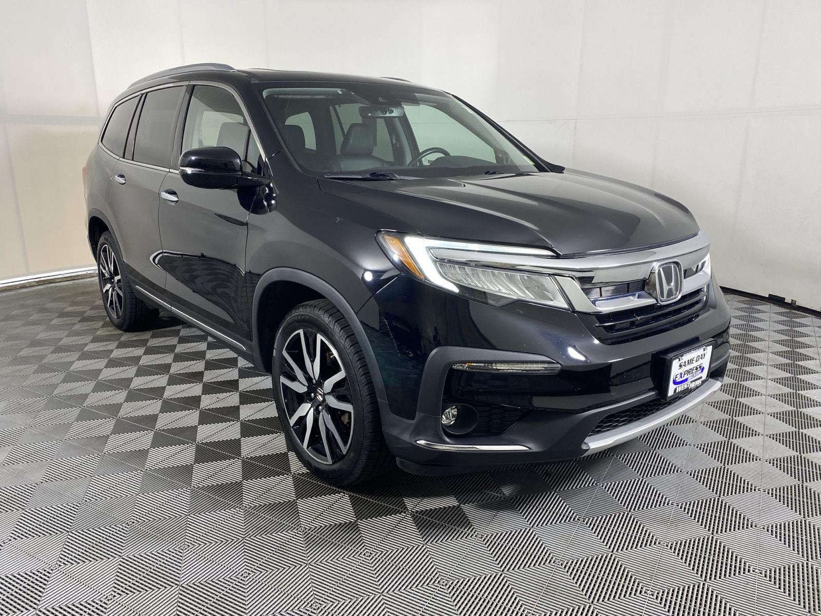 Used 2022 Crystal Black Pearl Honda Touring w/Rear Captain