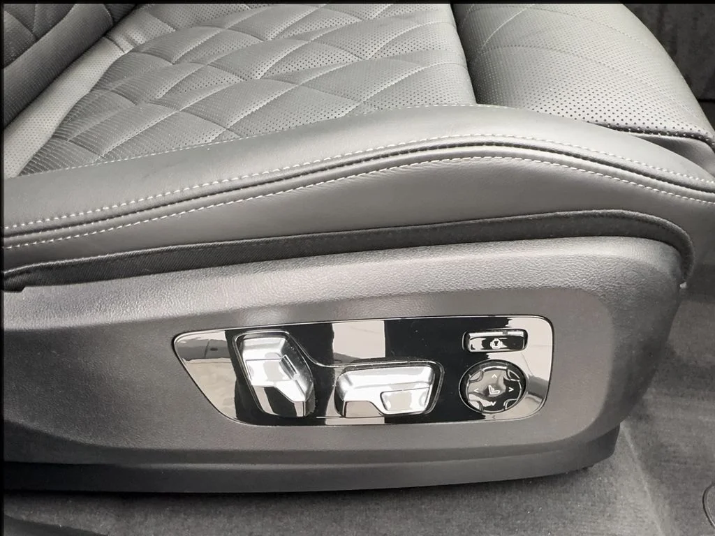Used 2025 Black BMW sDrive40i image 32
