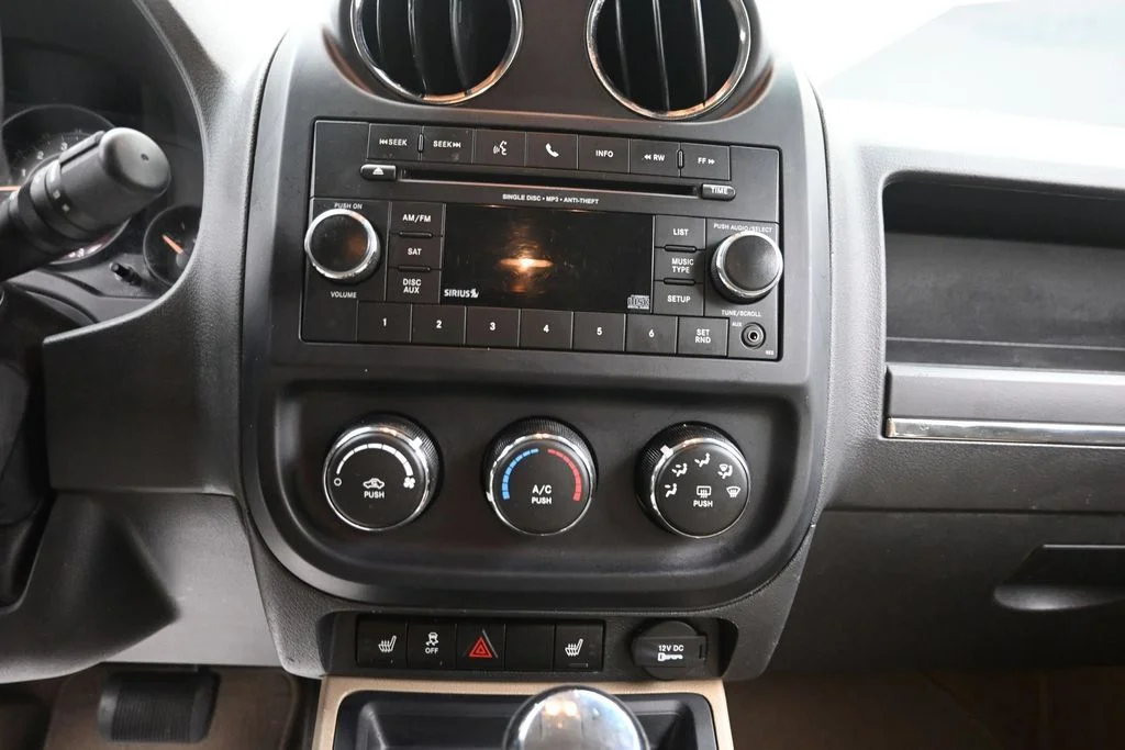 Used 2016 Gray Jeep Latitude image 17