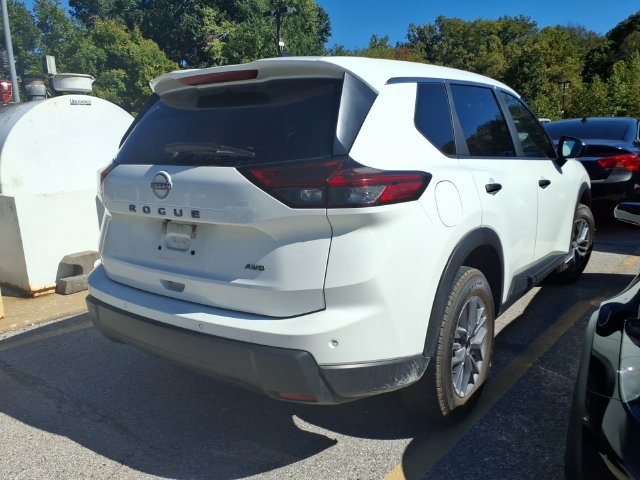 Used 2024  Nissan S image 4