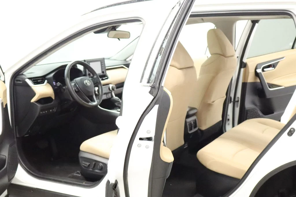 Certified Used 2022 White Toyota XLE image 21