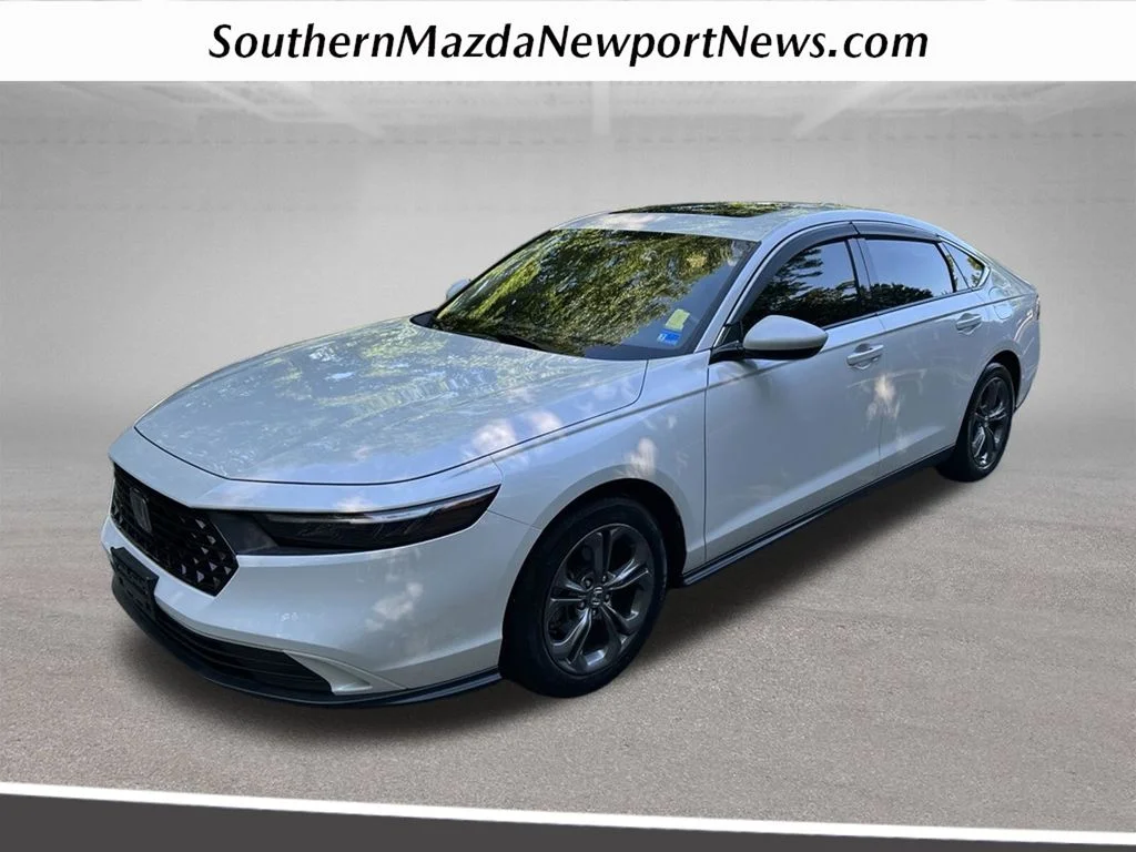 Used 2023 White Honda EX image 1