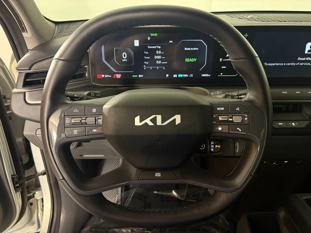 Used 2024 Ivory Kia Light image 19