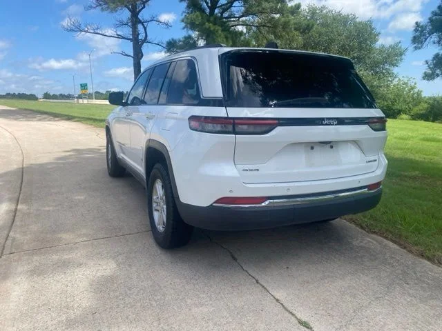Used 2024 White/off-white Jeep Laredo image 8