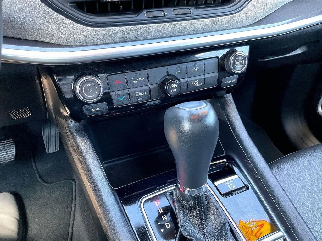 Used 2024 White Jeep Latitude image 25