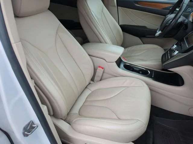 Used 2019 White Lincoln Select image 33