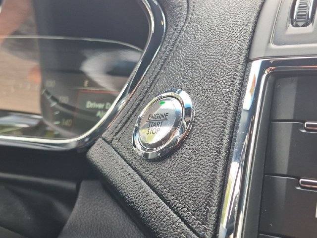 Used 2019 Red Lincoln Reserve image 17