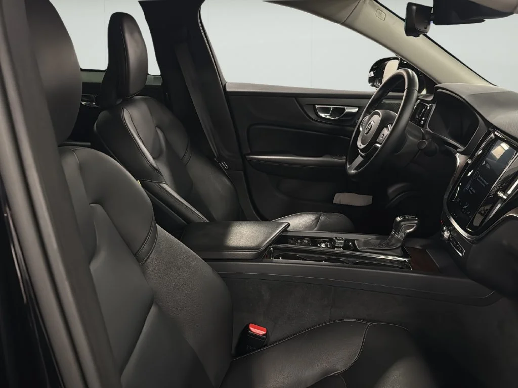 Used 2019 Black Volvo T6 Momentum image 14