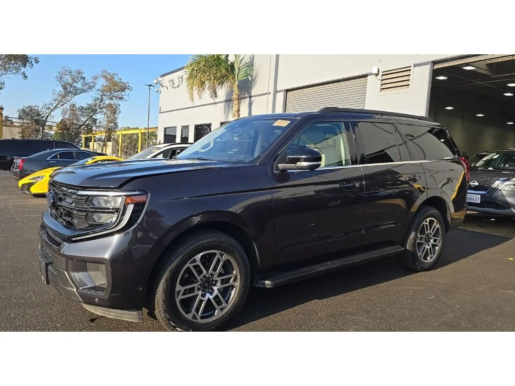 Used 2025 Dark Matter Gray Metallic Ford Active image 1