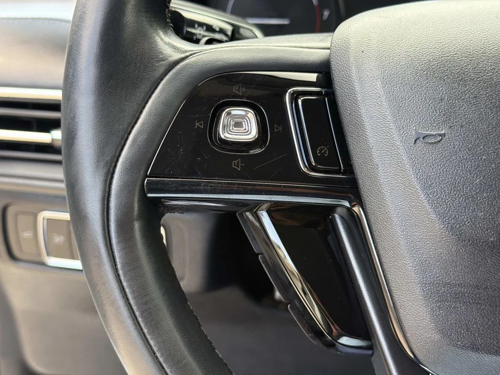 Used 2022 White Lincoln Standard image 30