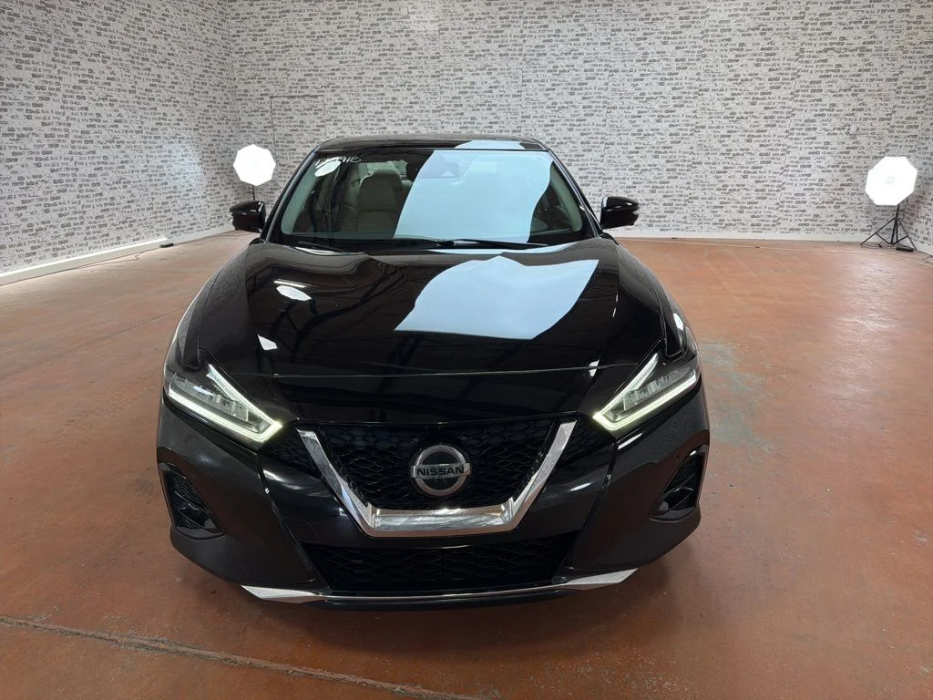 Used 2022 Black Nissan Platinum image 2