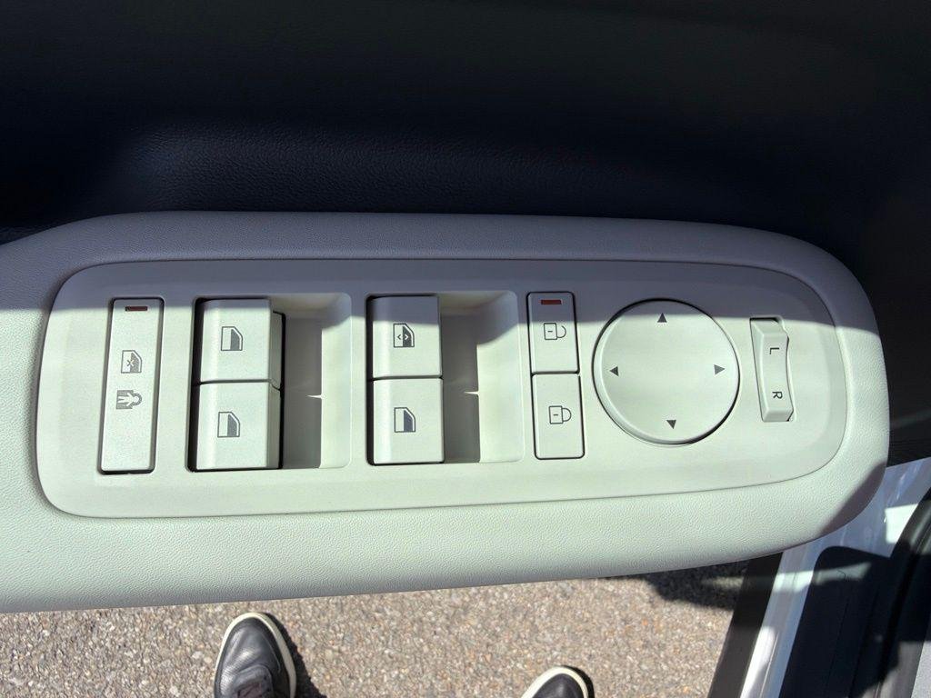 New 2026 White Hyundai SE image 14