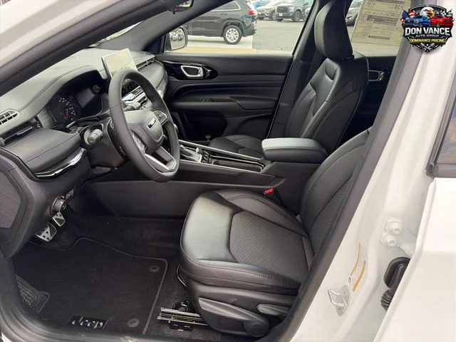 New 2026 White Jeep Latitude image 9