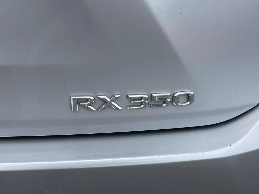 Used 2019 Silver Lining Metallic Lexus Base image 8