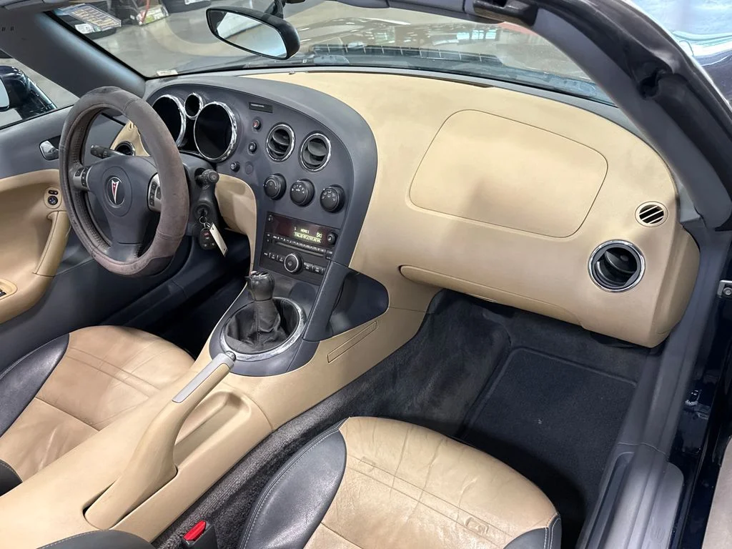 Used 2006 Blue Pontiac Base image 9
