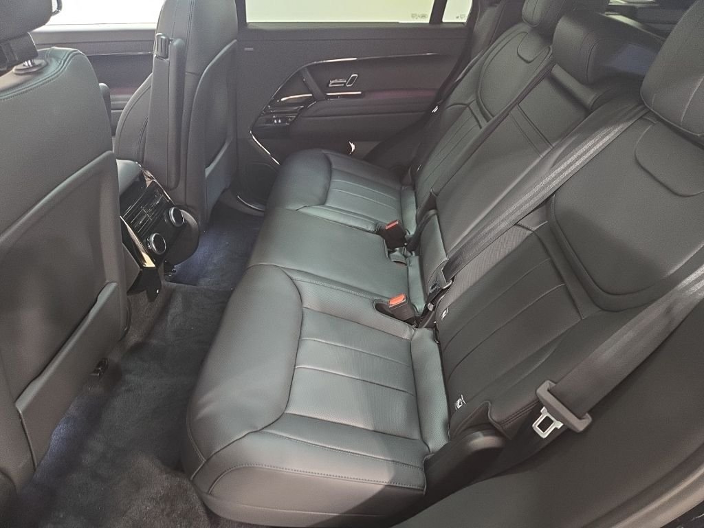 New 2026 Santorini Black Land Rover Dynamic SE image 21