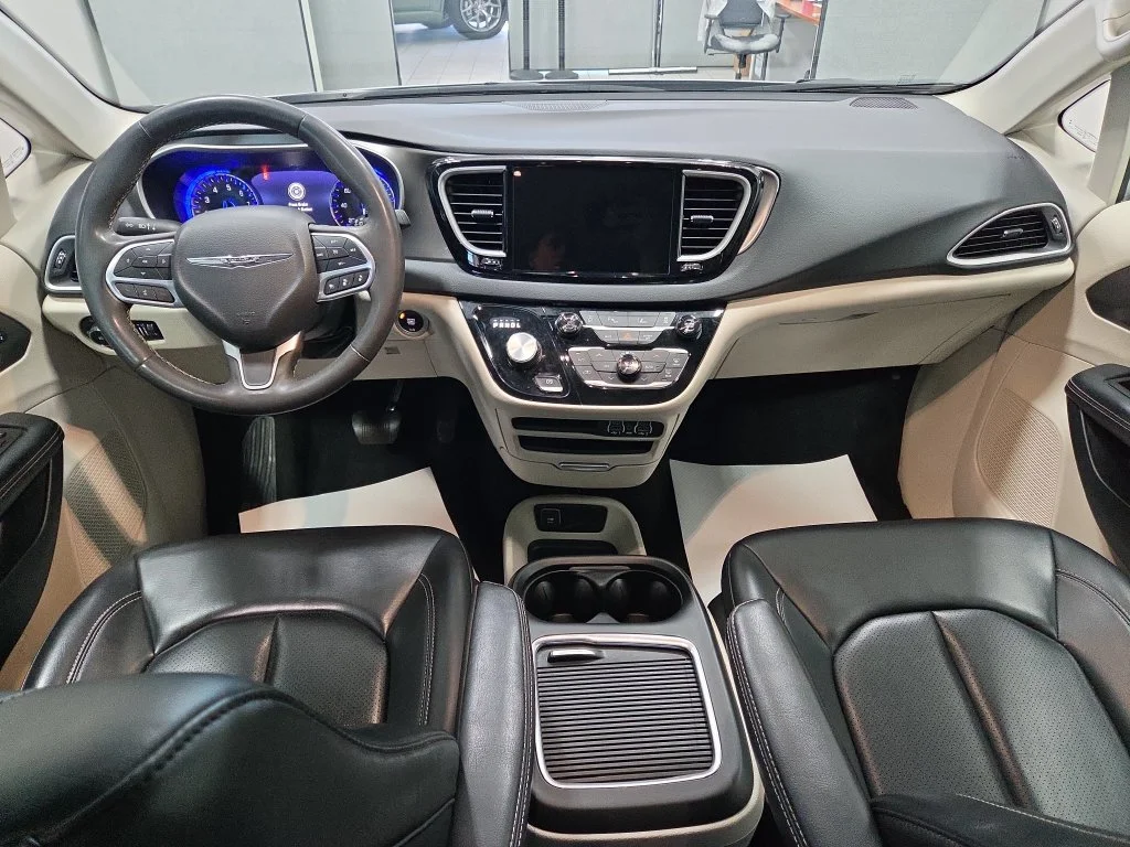Used 2023 Silver Chrysler Touring L image 3