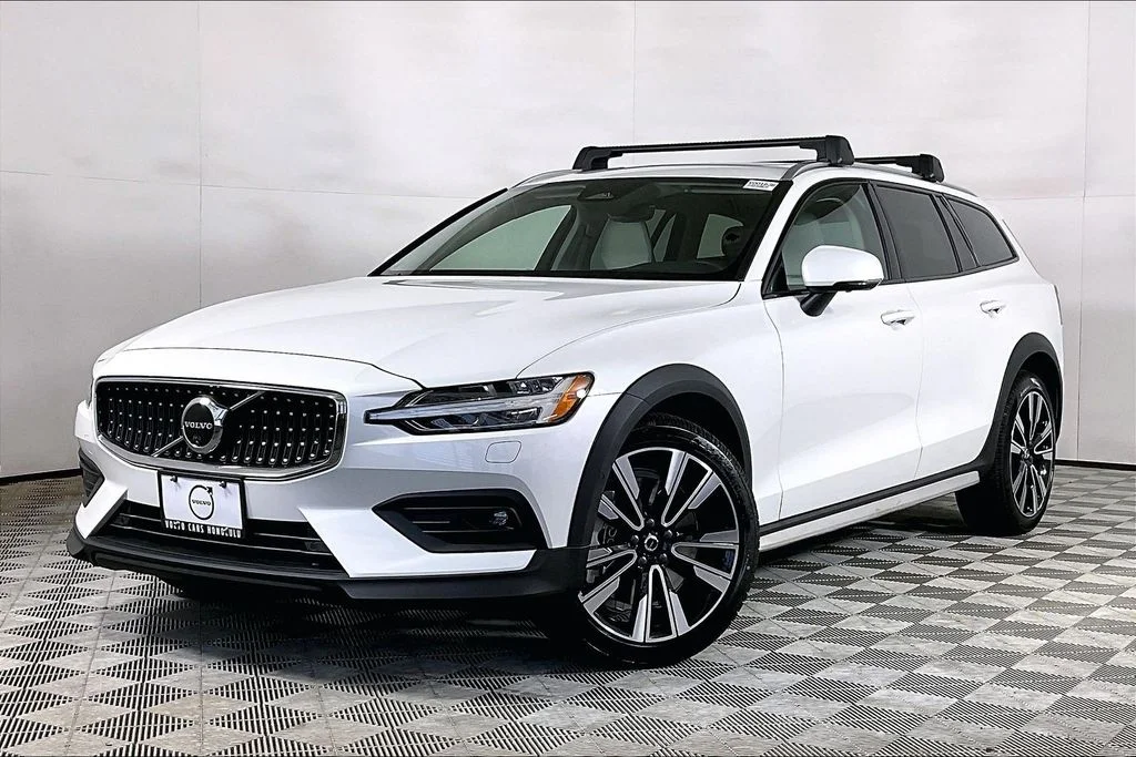 2026 Volvo V60 Cross Country B5 Ultra AWD's photo