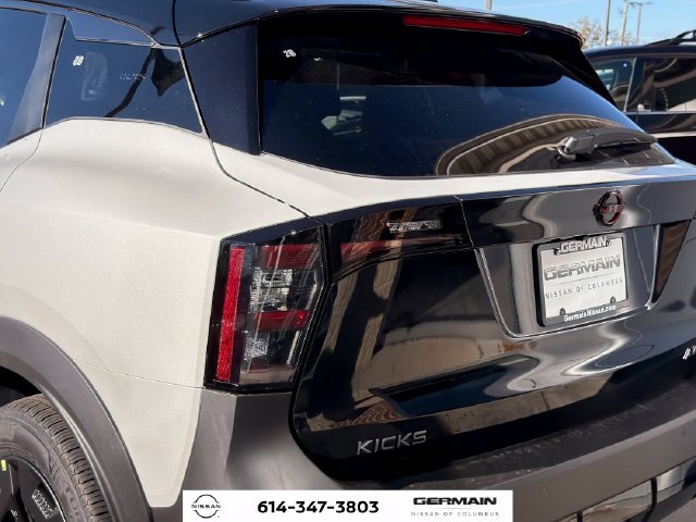 New 2027 Aspen White TriCoat / Super Black Two-tone Nissan Rock Creek® image 10