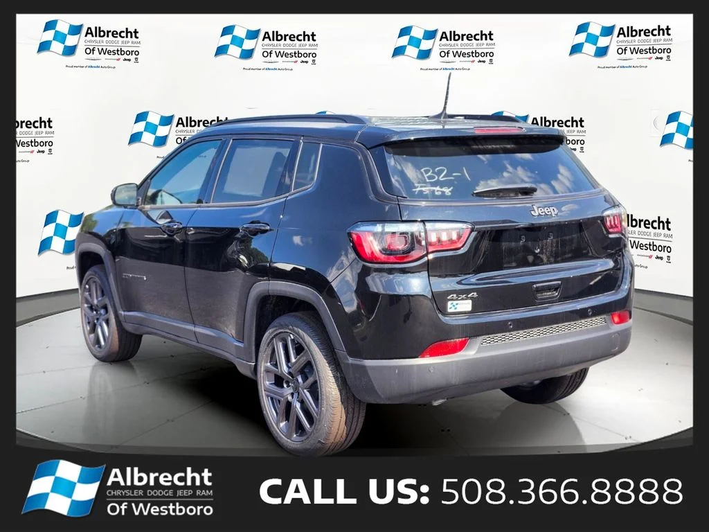 New 2026 Diamond Black Crystal Pearl-Coat Exterior Paint Jeep Limited image 3