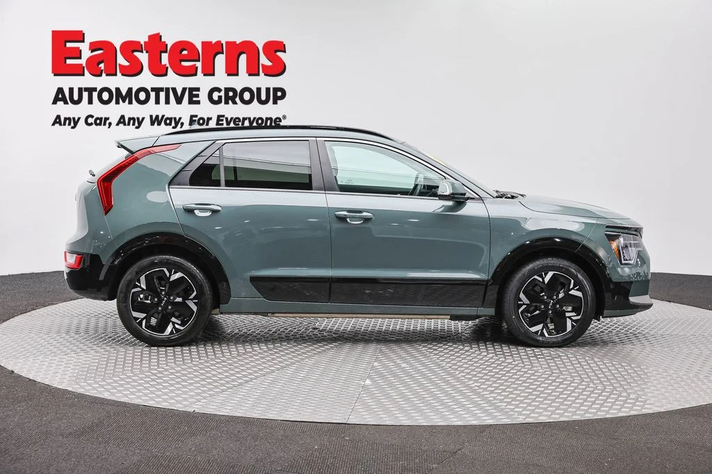 Used 2023 Green Kia Wind image 4