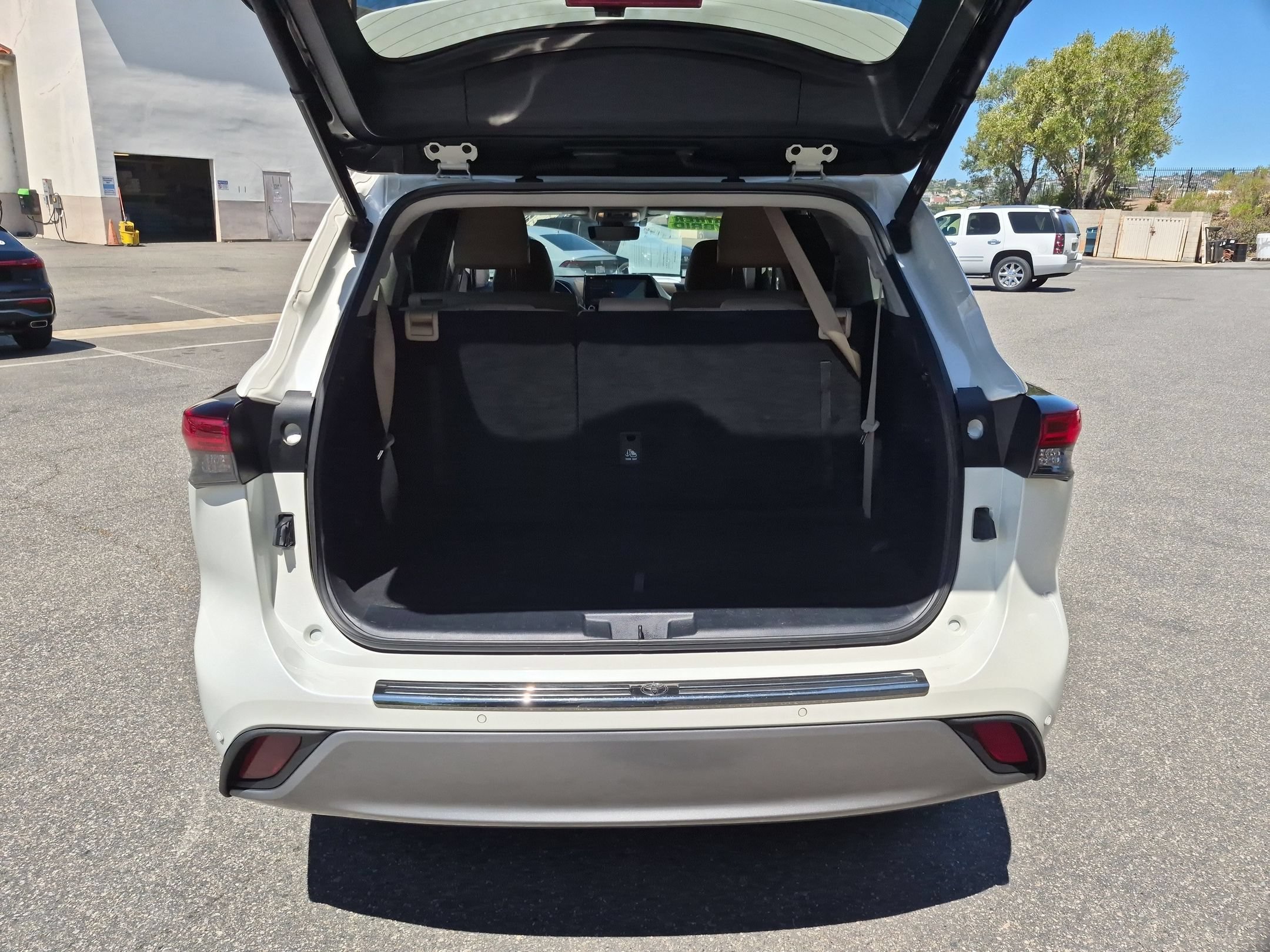 Used 2021 Blizzard Pearl Toyota Hybrid Platinum image 34