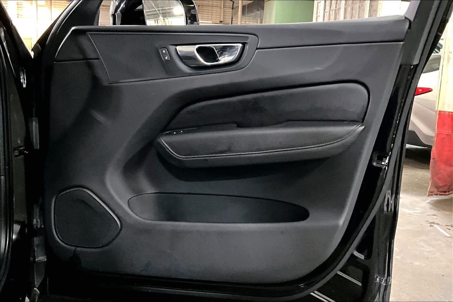 Used 2021 Onyx Black Metallic Volvo Momentum image 23