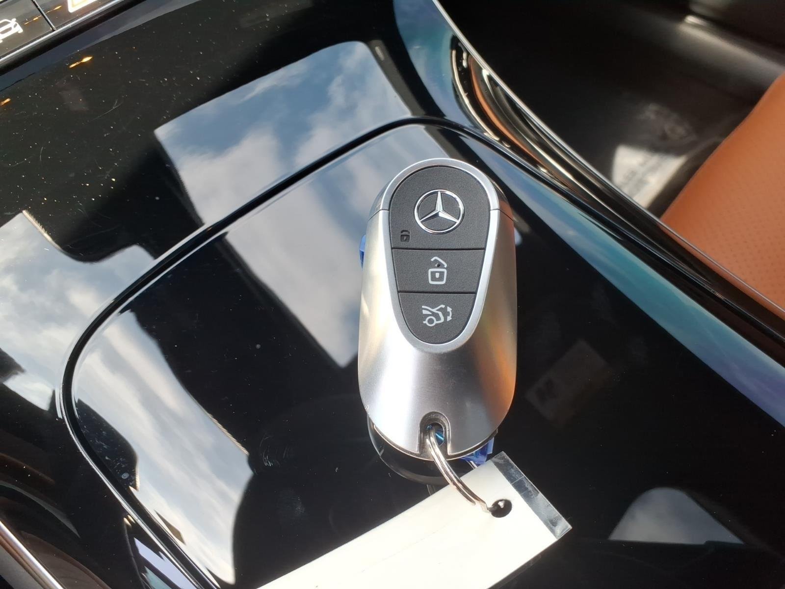Certified Used 2025 Polar White Mercedes-Benz GLC 300 image 30
