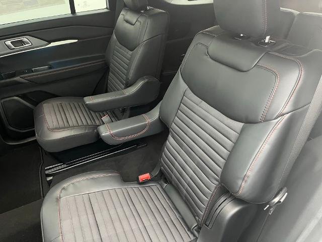 New 2026 Star White Metallic Tri-Coat Ford ST-Line image 33
