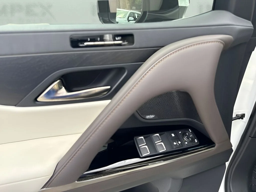 Used 2025 White Lexus 600 Luxury image 30