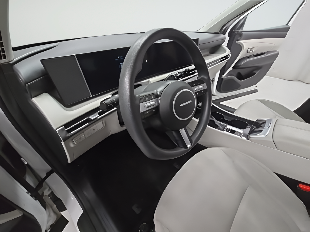 Used 2025 White Hyundai SEL image 13