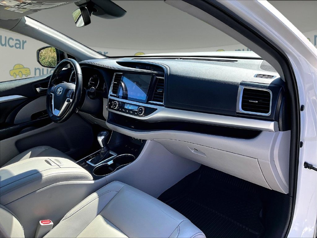 Used 2019 Blizzard Pearl Toyota XLE image 14
