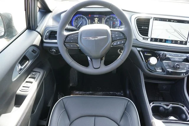 New 2026 Diamond Black Crystal Pearl-Coat Exterior Paint Chrysler Limited image 15