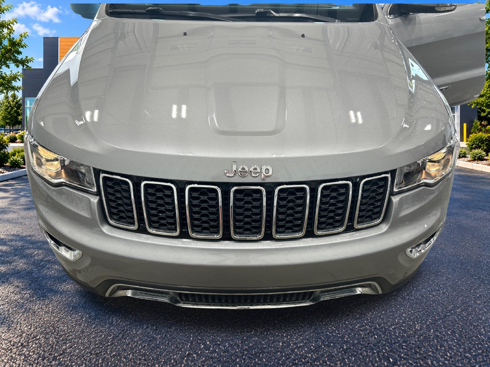 Used 2020 Silver Jeep Limited image 22