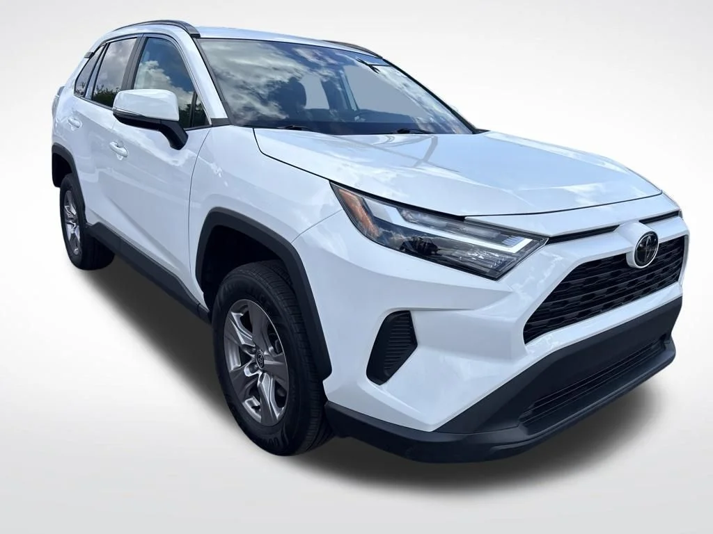 Used 2022 White Toyota XLE image 5