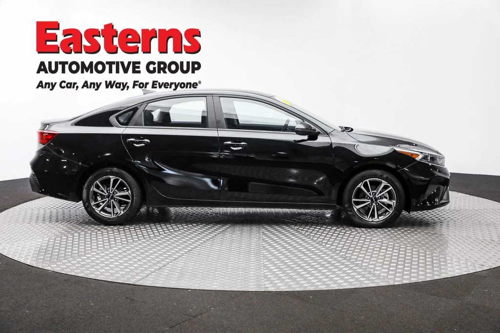 Used 2023 Black Kia LXS image 4