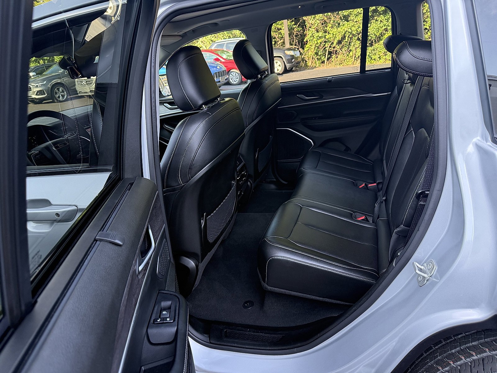 Used 2023 Silver Zynith Jeep BASE image 16