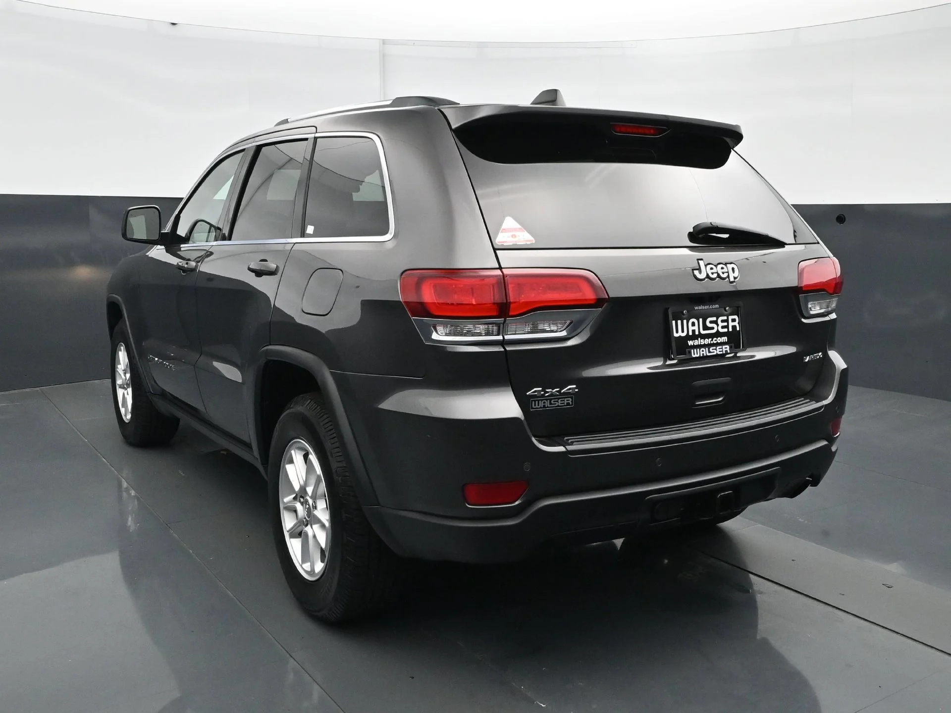 Used 2020 Granite Crystal Metallic Clearcoat Jeep Laredo E image 5