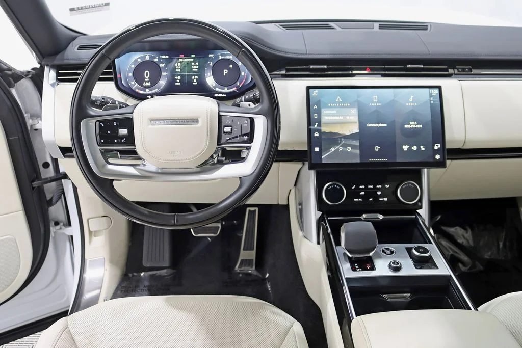 Used 2023 White Land Rover SE image 13