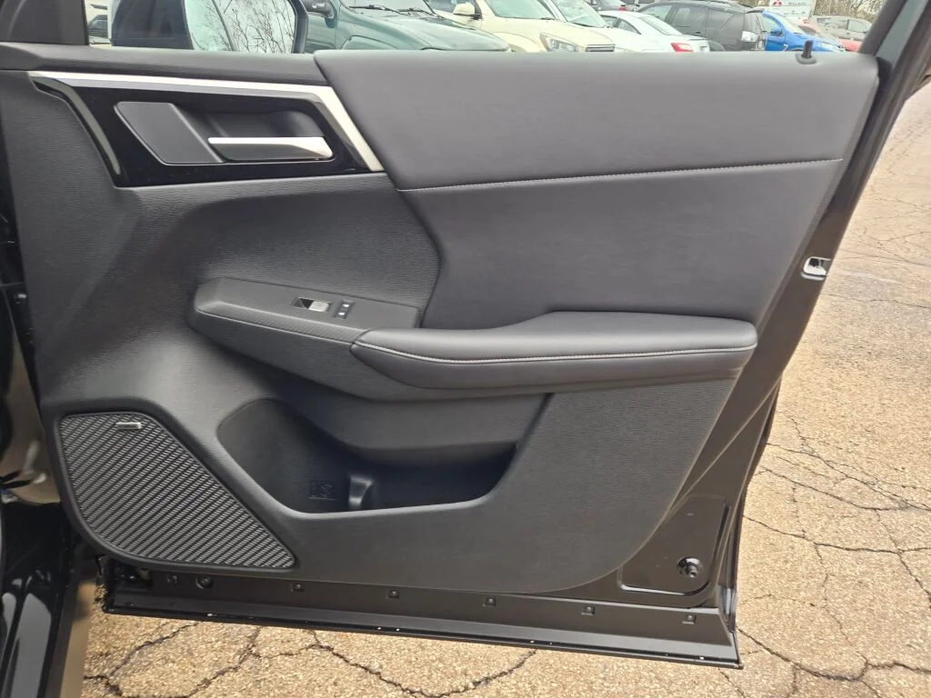 New 2026 Black Mitsubishi SE image 6